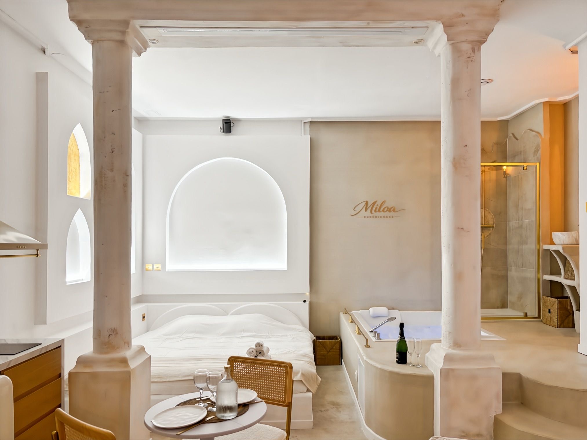 Vue d'ensemble de la suite avec coin repas dressé