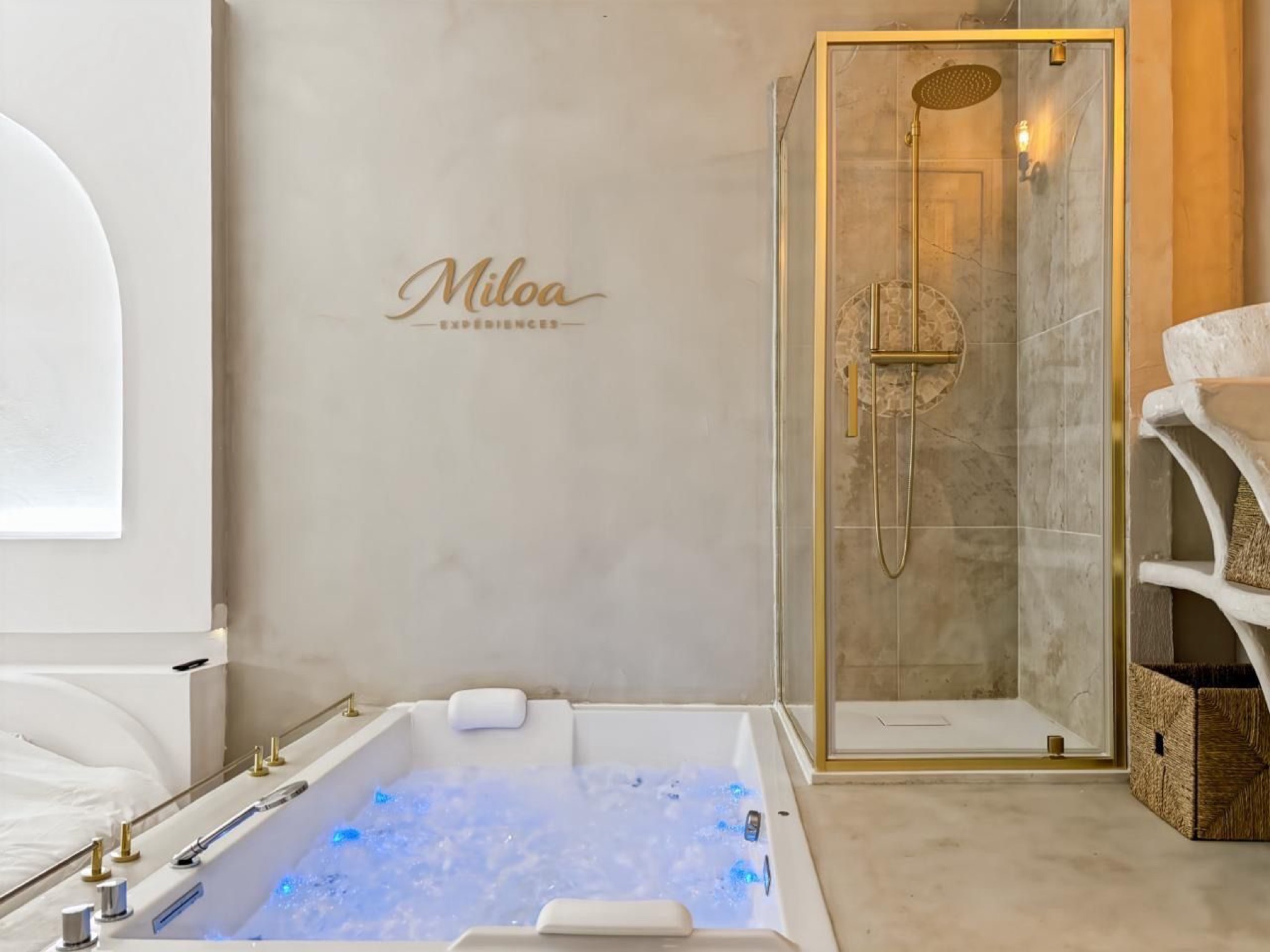 Jacuzzi et douche dorée, éclairage bleu nocturne