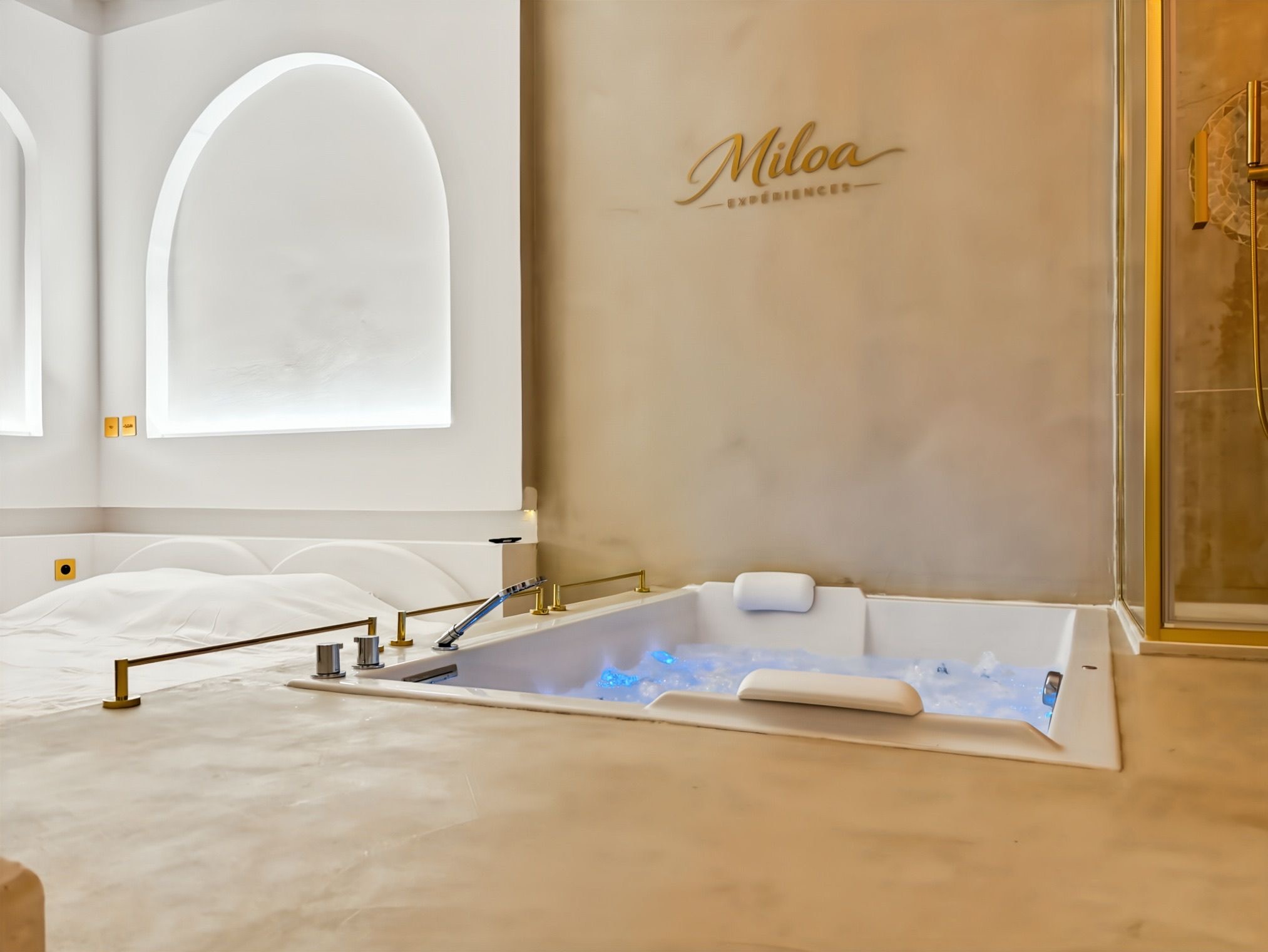 Jacuzzi et lit, vue rapprochée