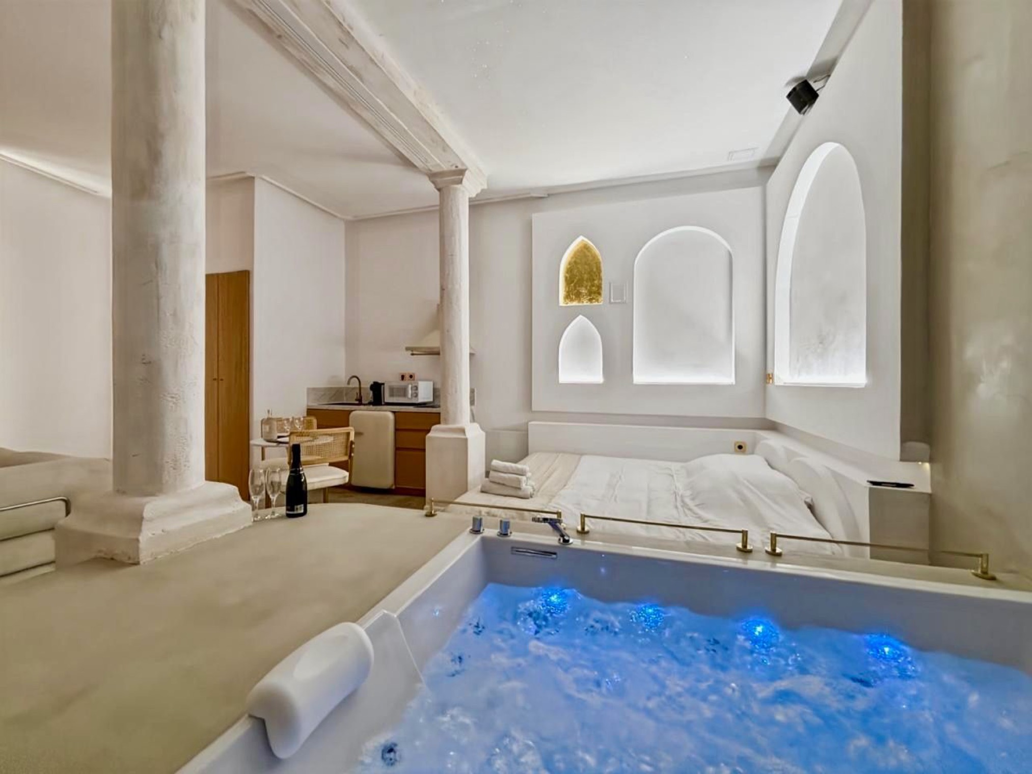 Suite Balnéo avec jacuzzi bleuté et coin cuisine