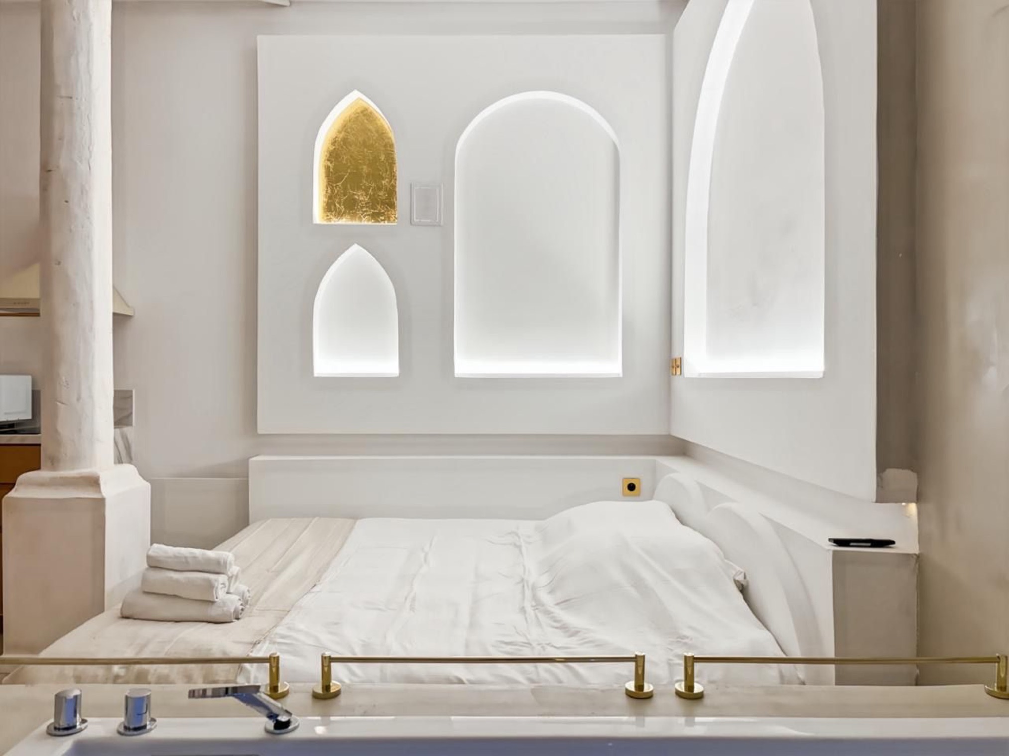 Tête de lit sous les niches arquées