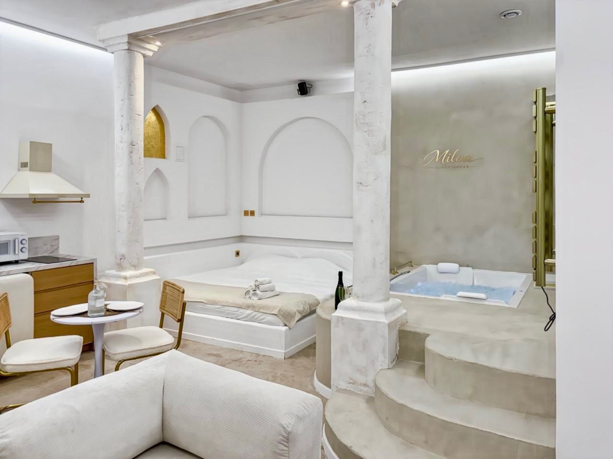 Salon, lit et jacuzzi réunis dans la même pièce