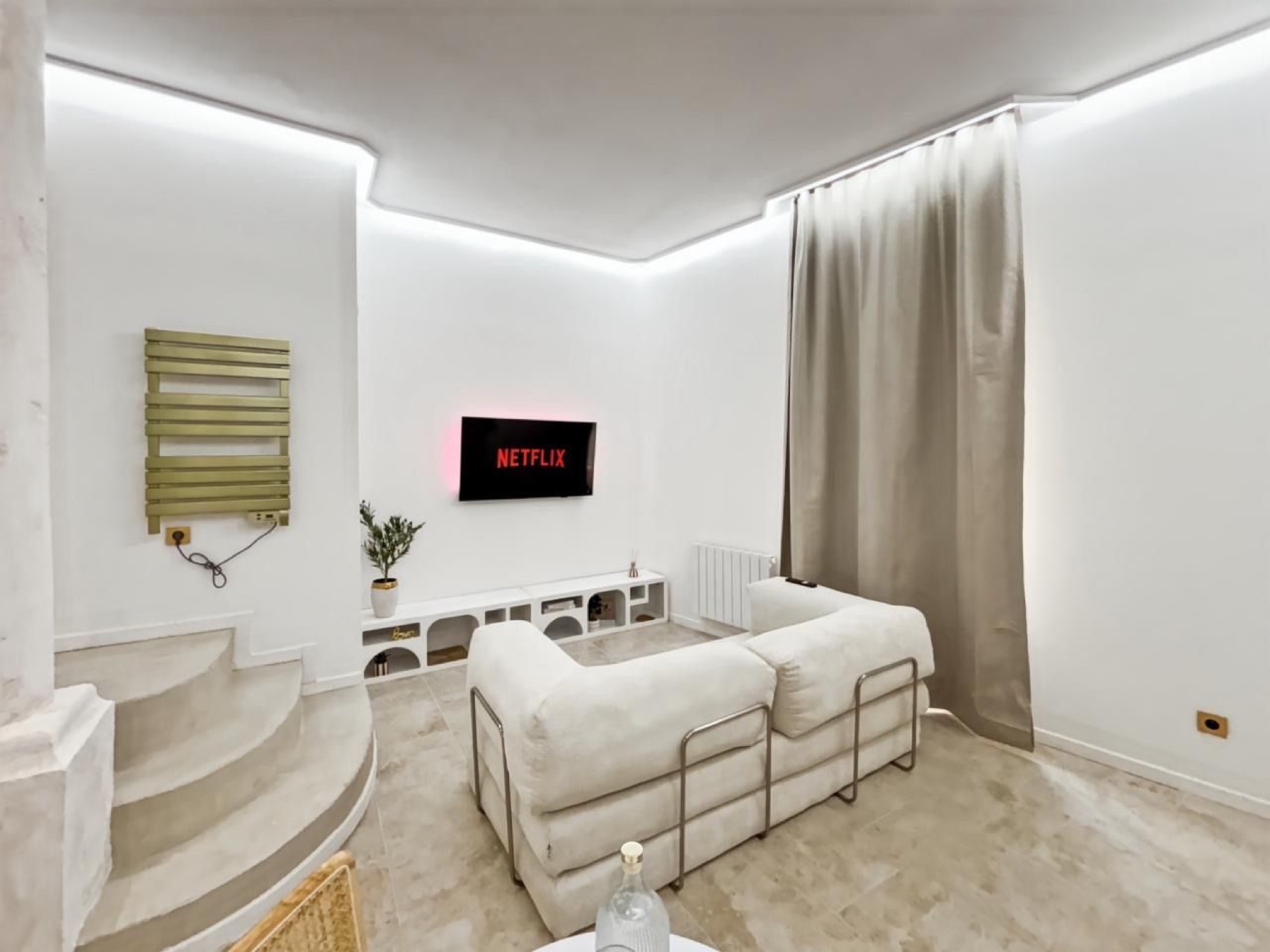 Canapé et télévision, vue depuis l'escalier