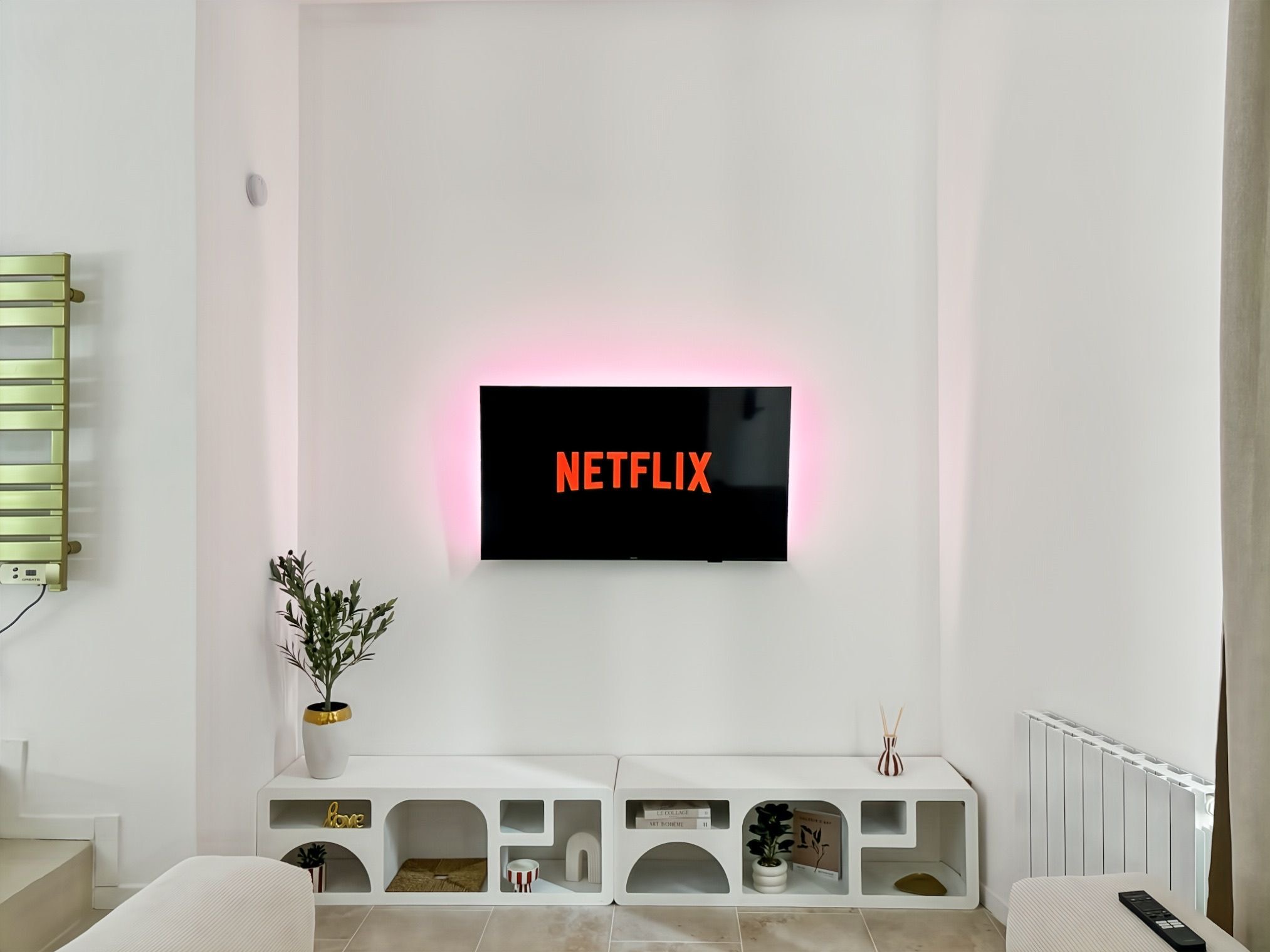 Écran connecté avec éclairage d'ambiance rose