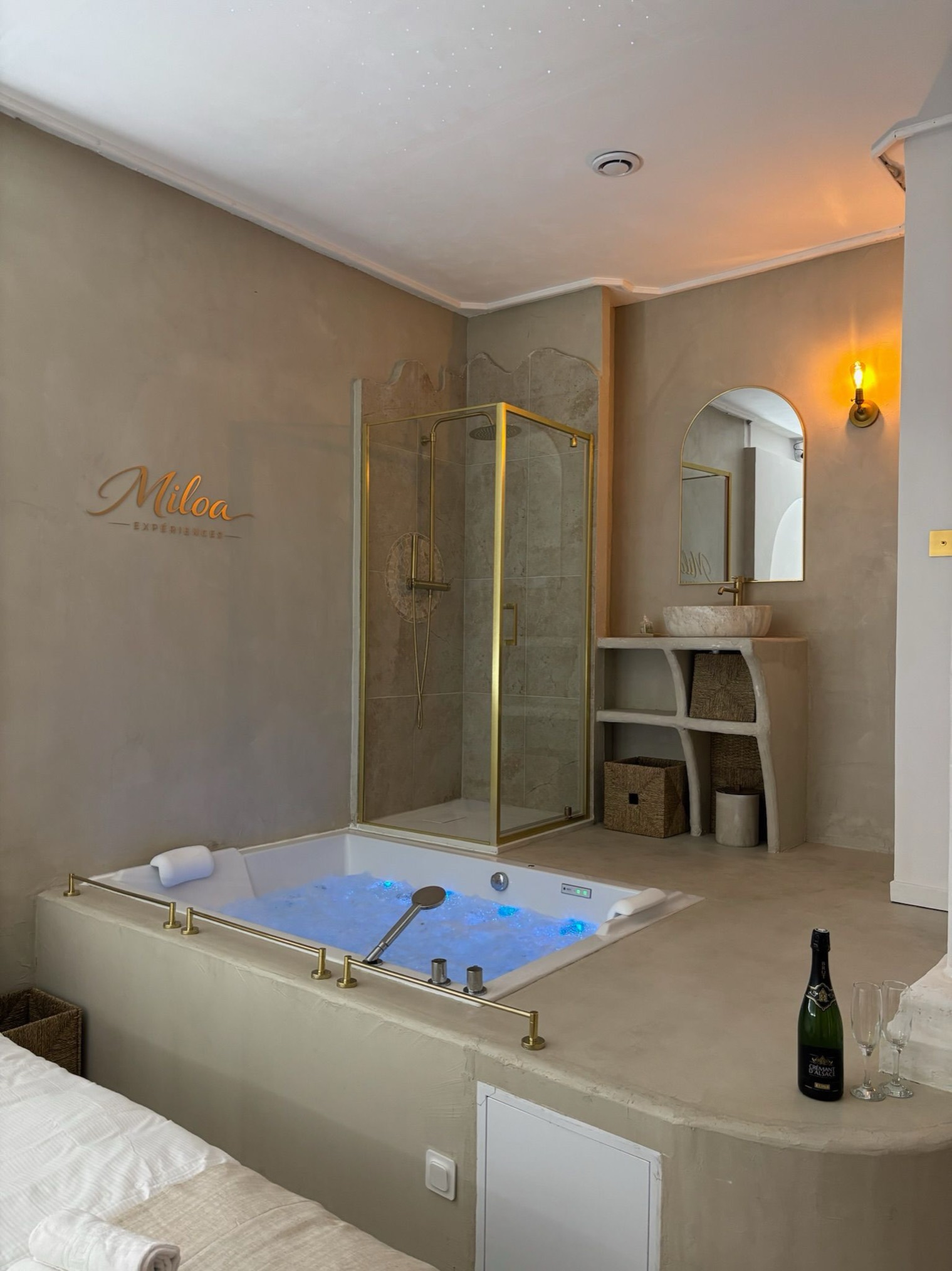 Jacuzzi, douche et vasque en lumière bleue