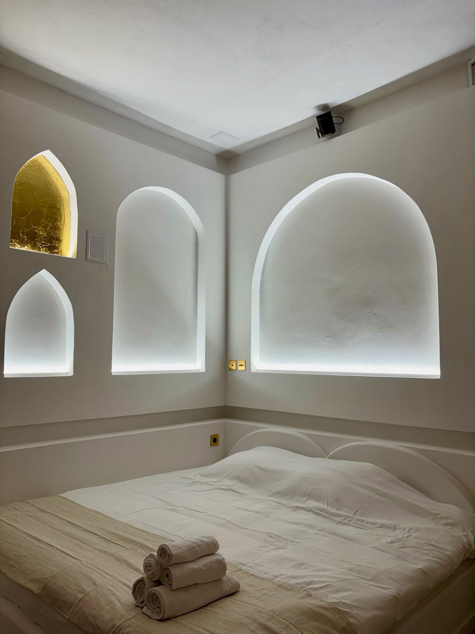 Lit et niches arquées, vue rapprochée