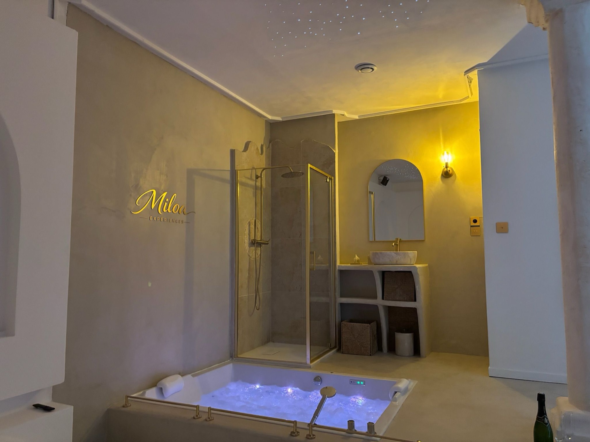 Salle de bain en lumière chaude du soir