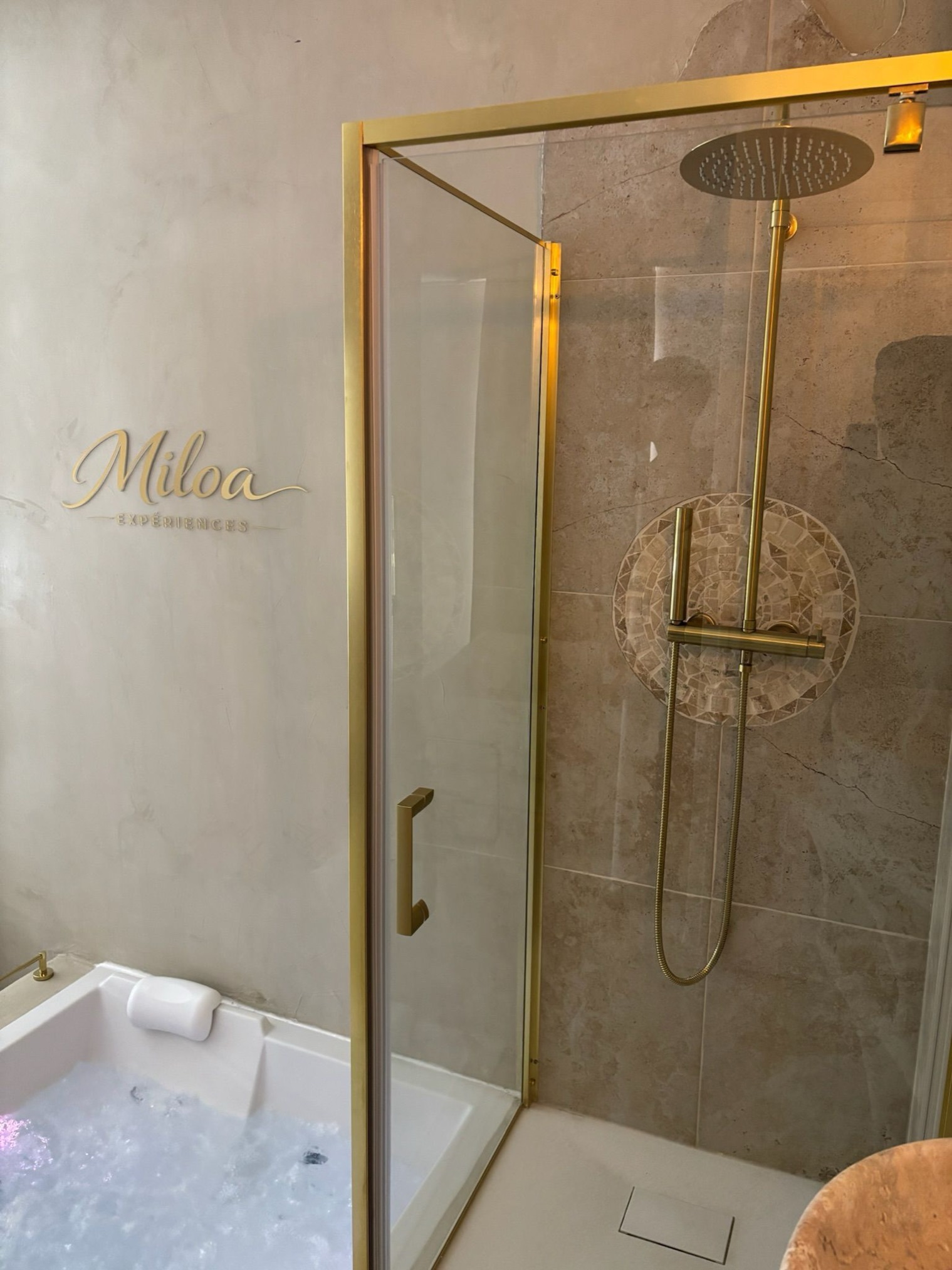 Détail de la robinetterie dorée de la douche
