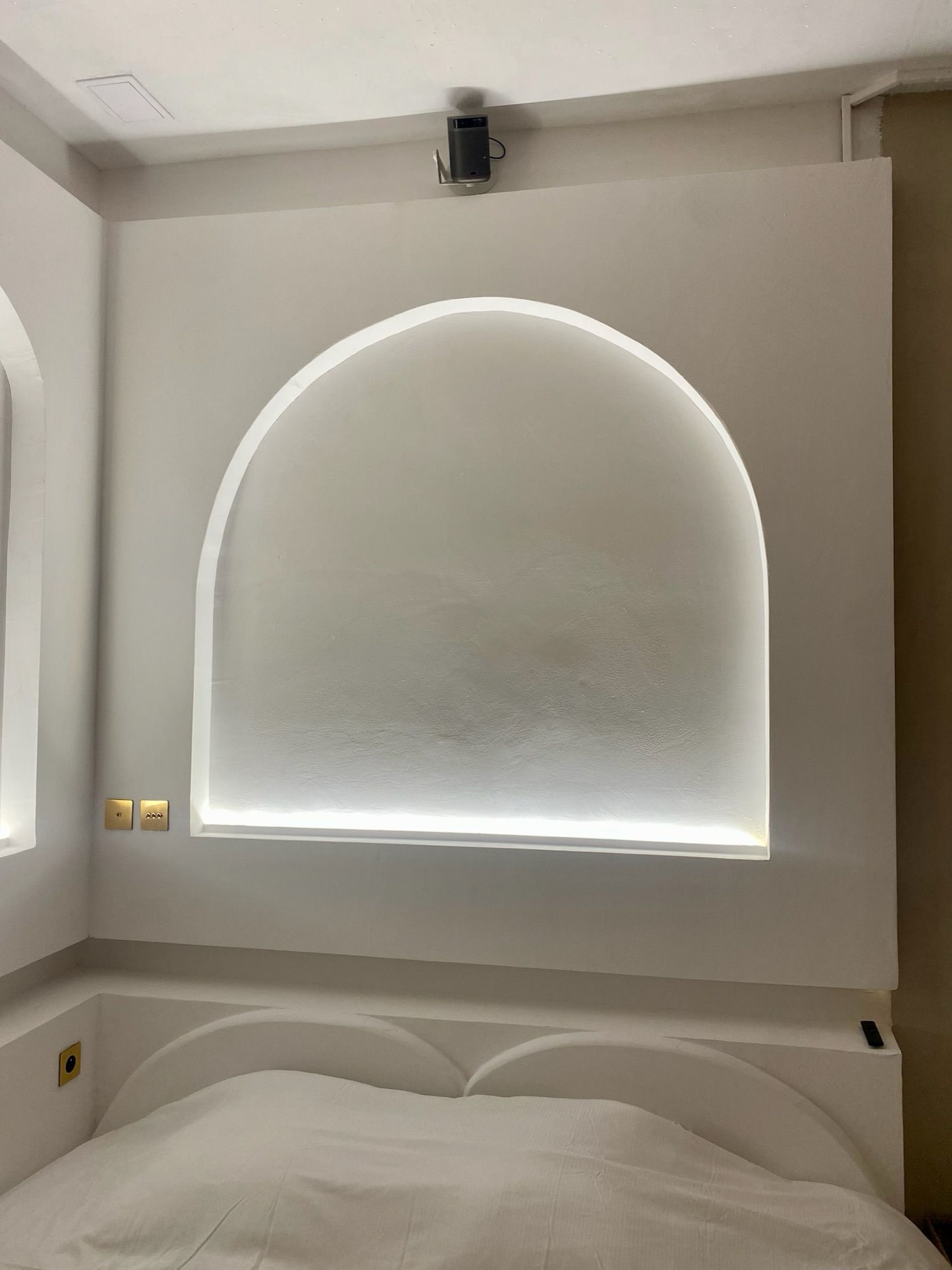 Niche arquée et vidéoprojecteur