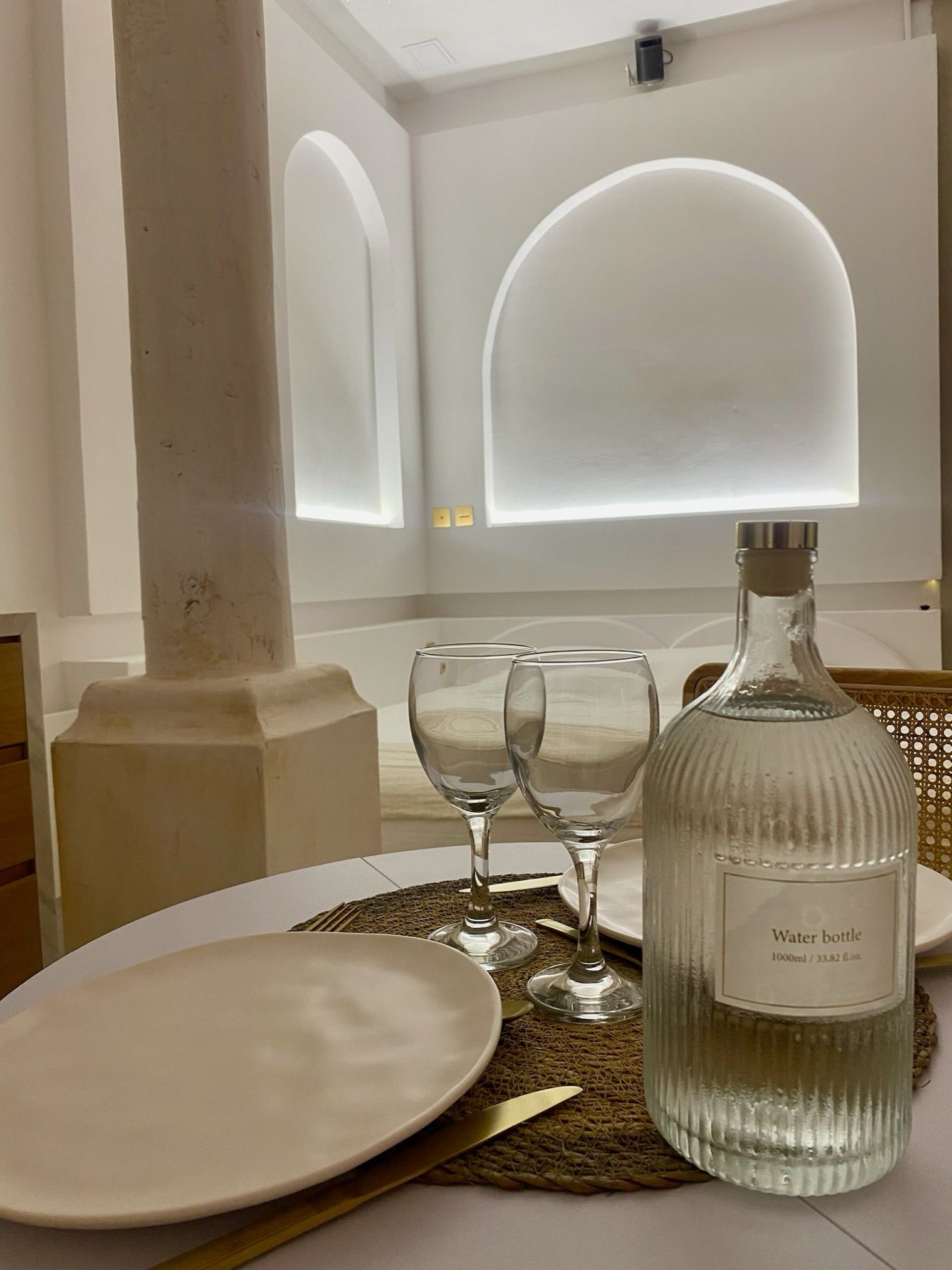 Table dressée avec verres et carafe d'eau