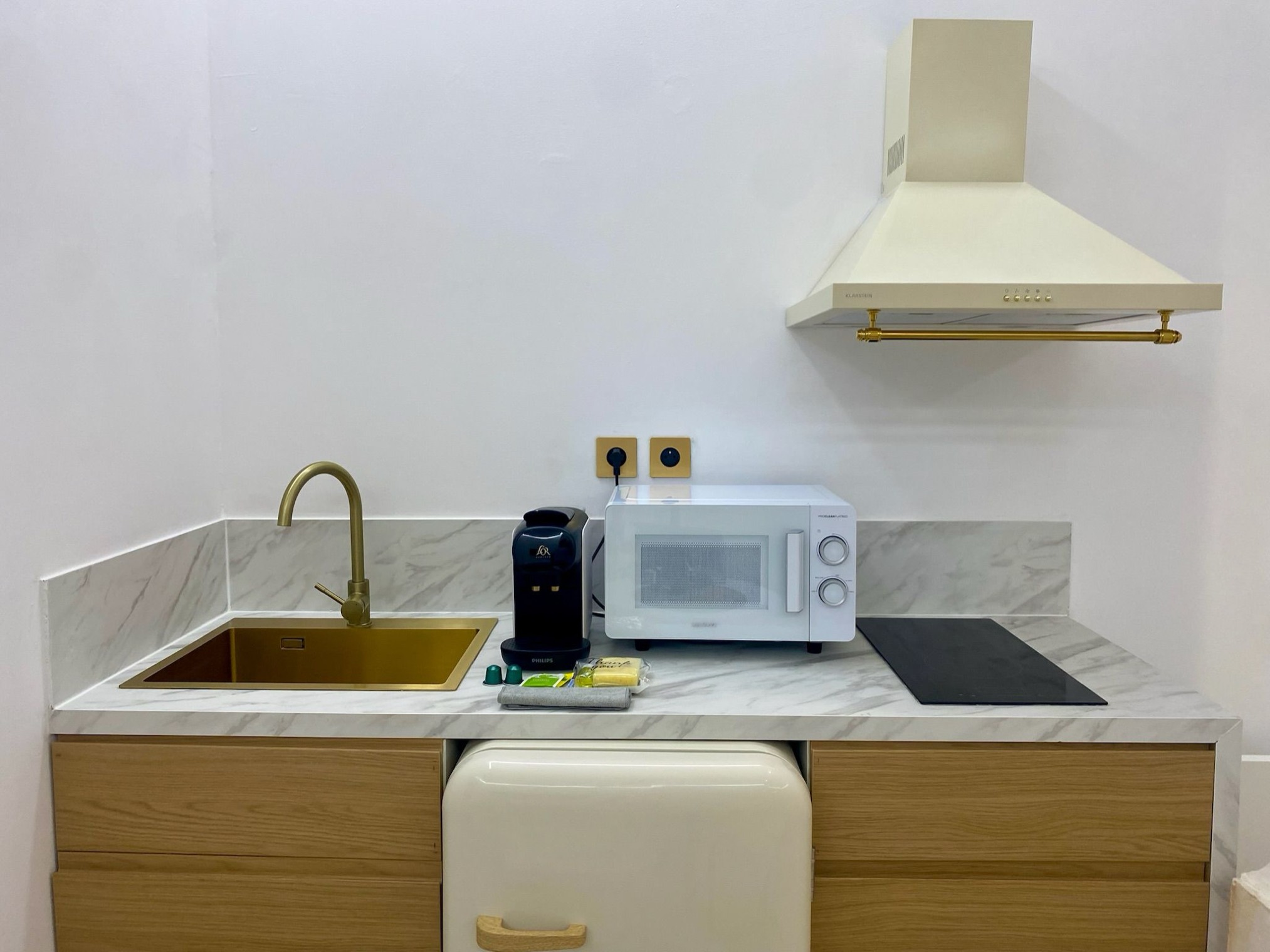 Plan de travail et hotte de la cuisine