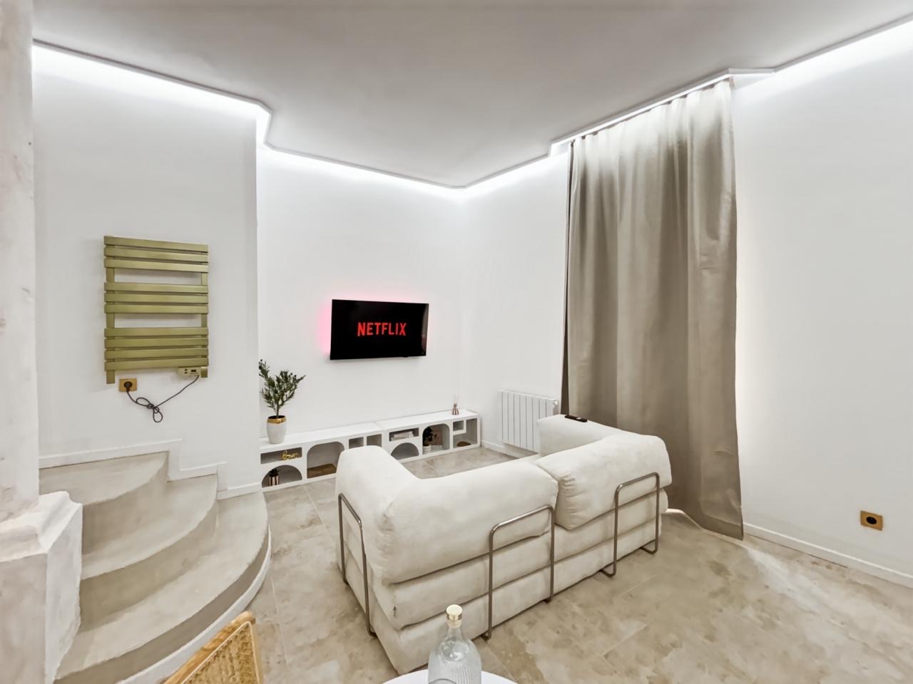 Coin salon cosy avec écran pour une soirée film à deux
