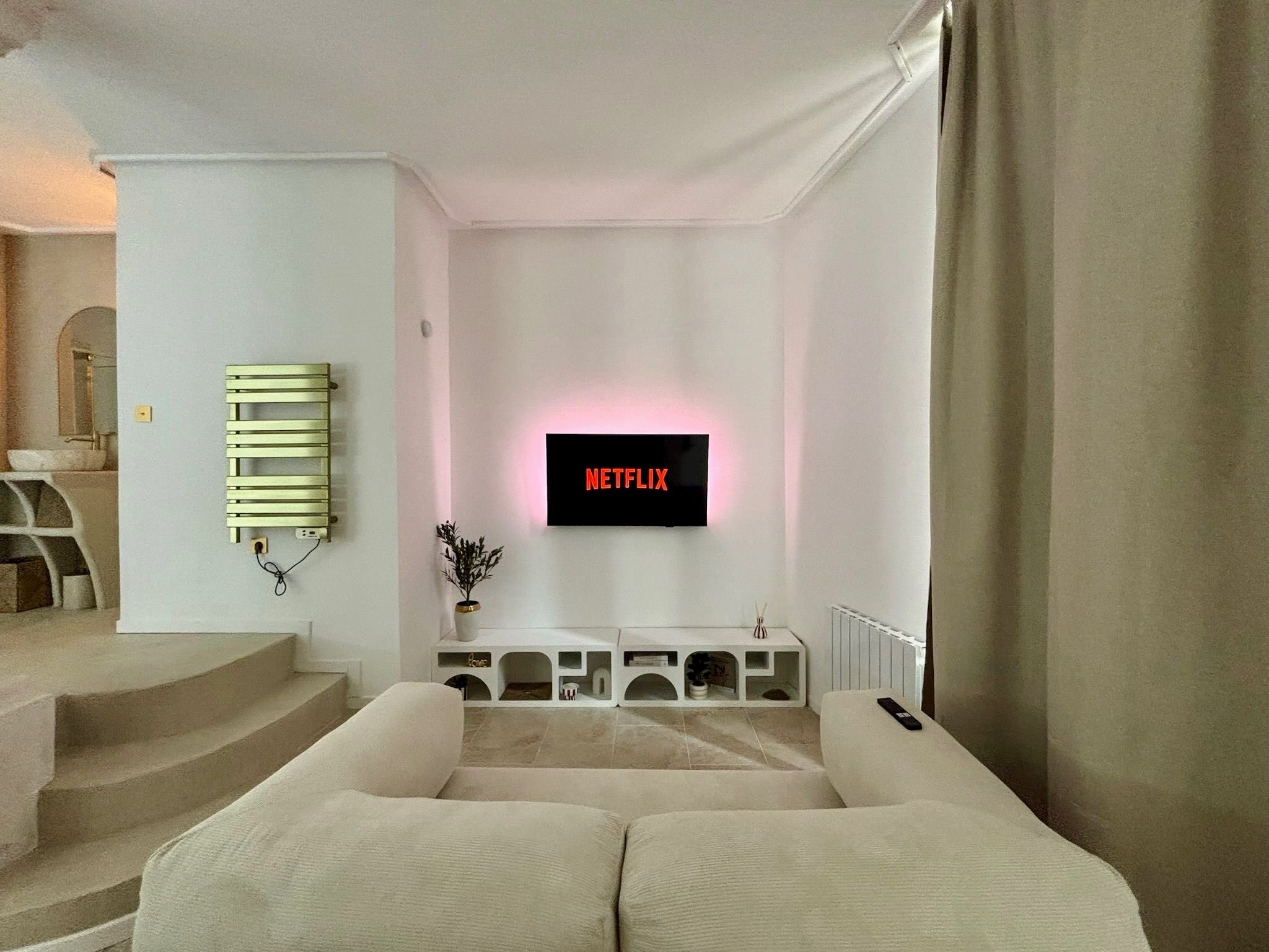 Canapé et écran connecté à Netflix dans la Balnéo Room