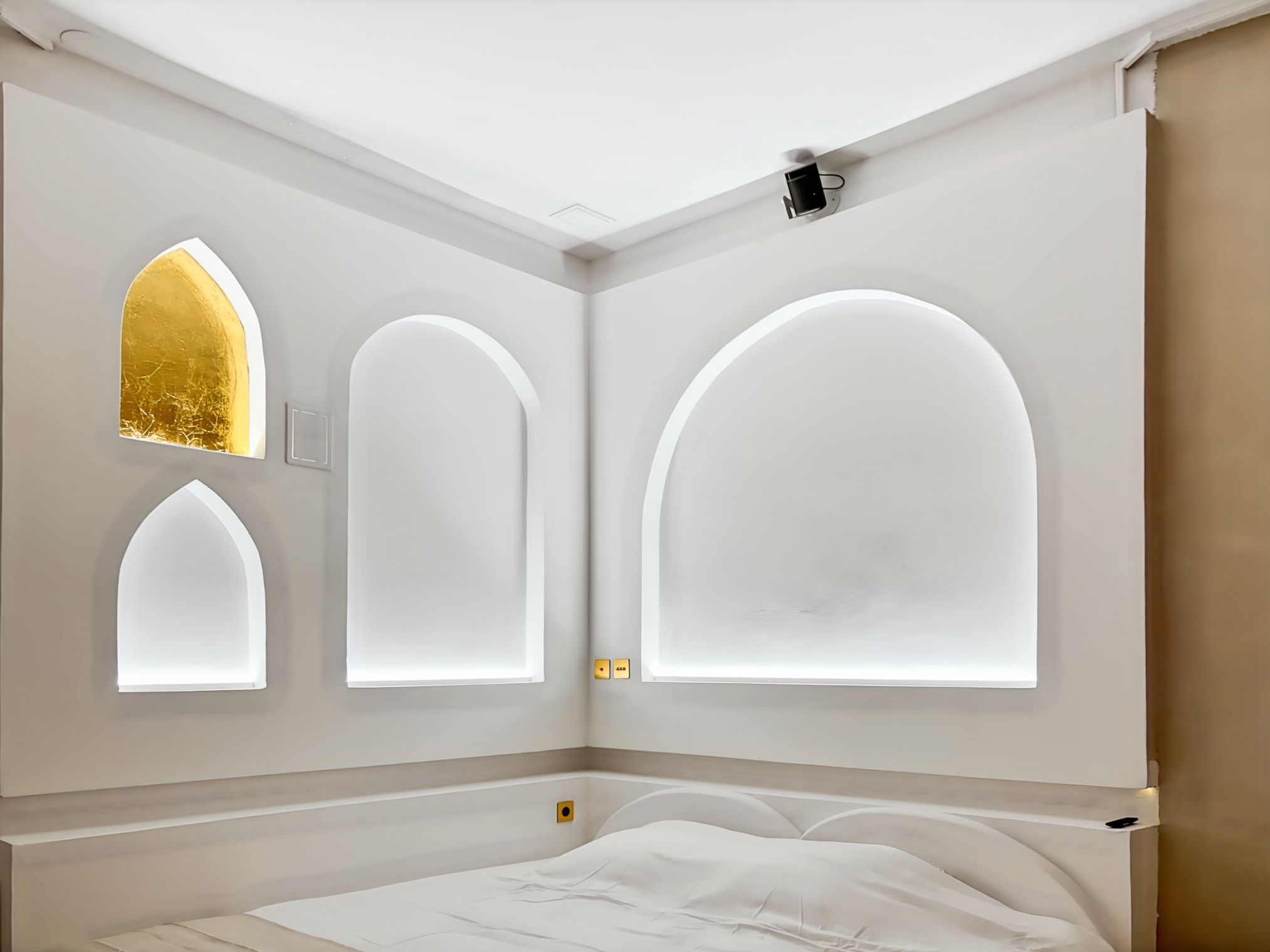 Niches arquées et détail doré du mur de la Balnéo Room