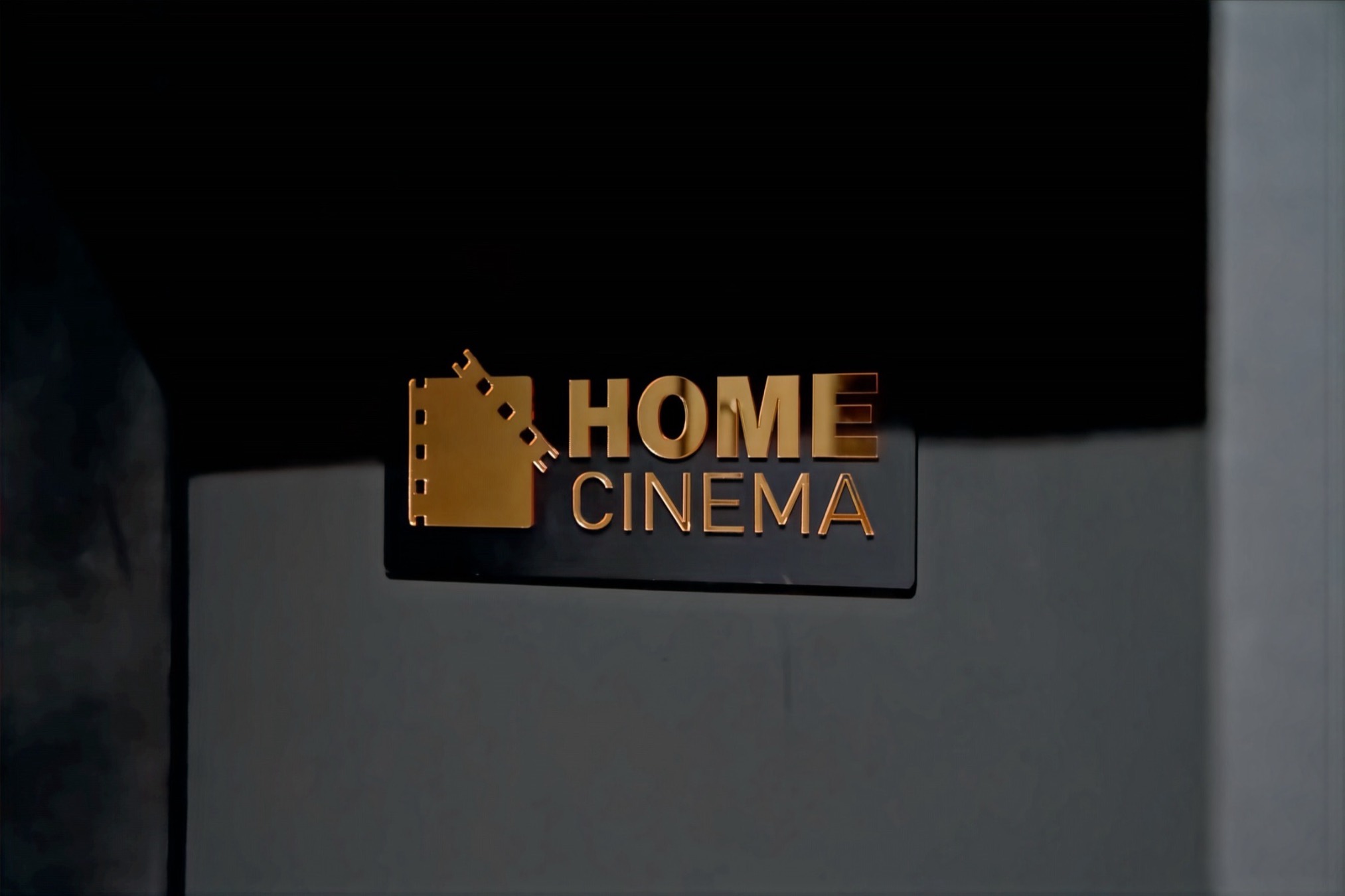 Plaque dorée Home Cinema à l'entrée de la suite