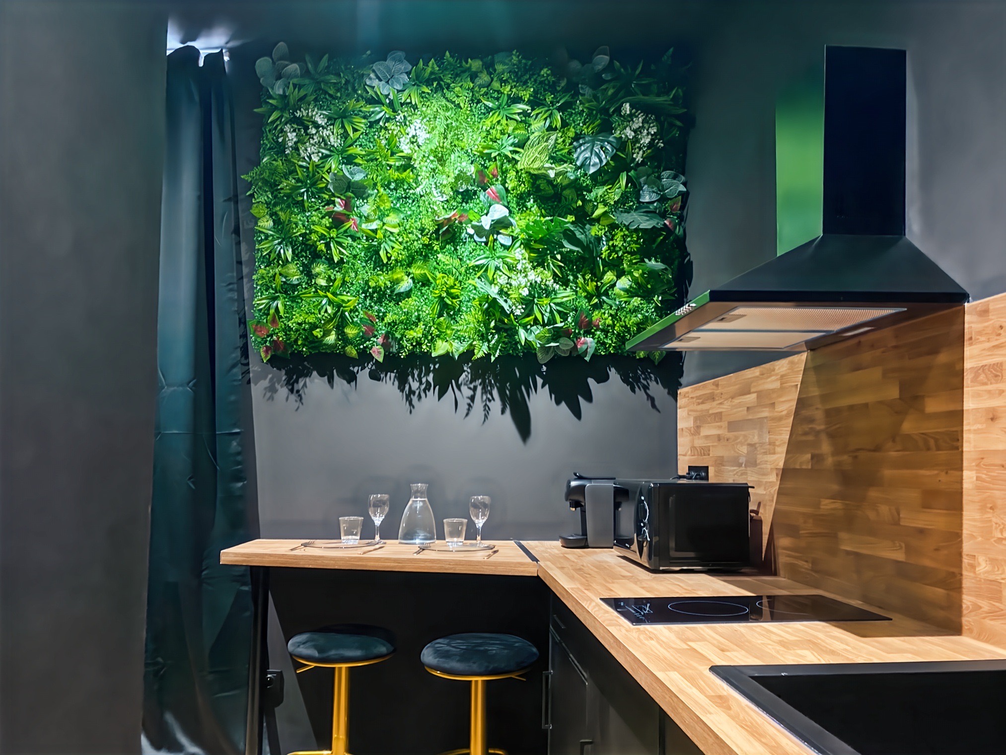 Coin repas et mur végétal de la kitchenette
