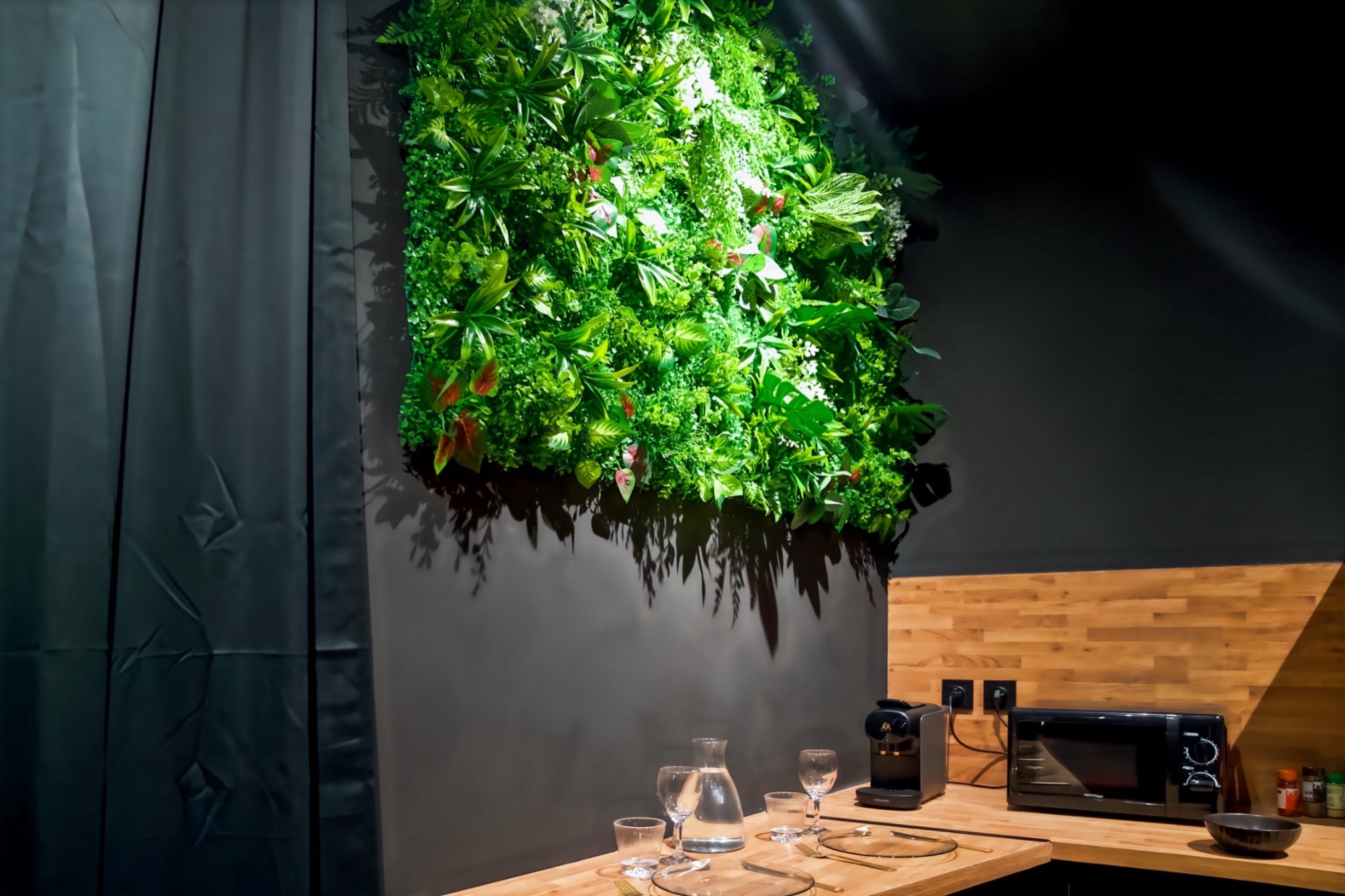 Table dressée sous le mur végétal