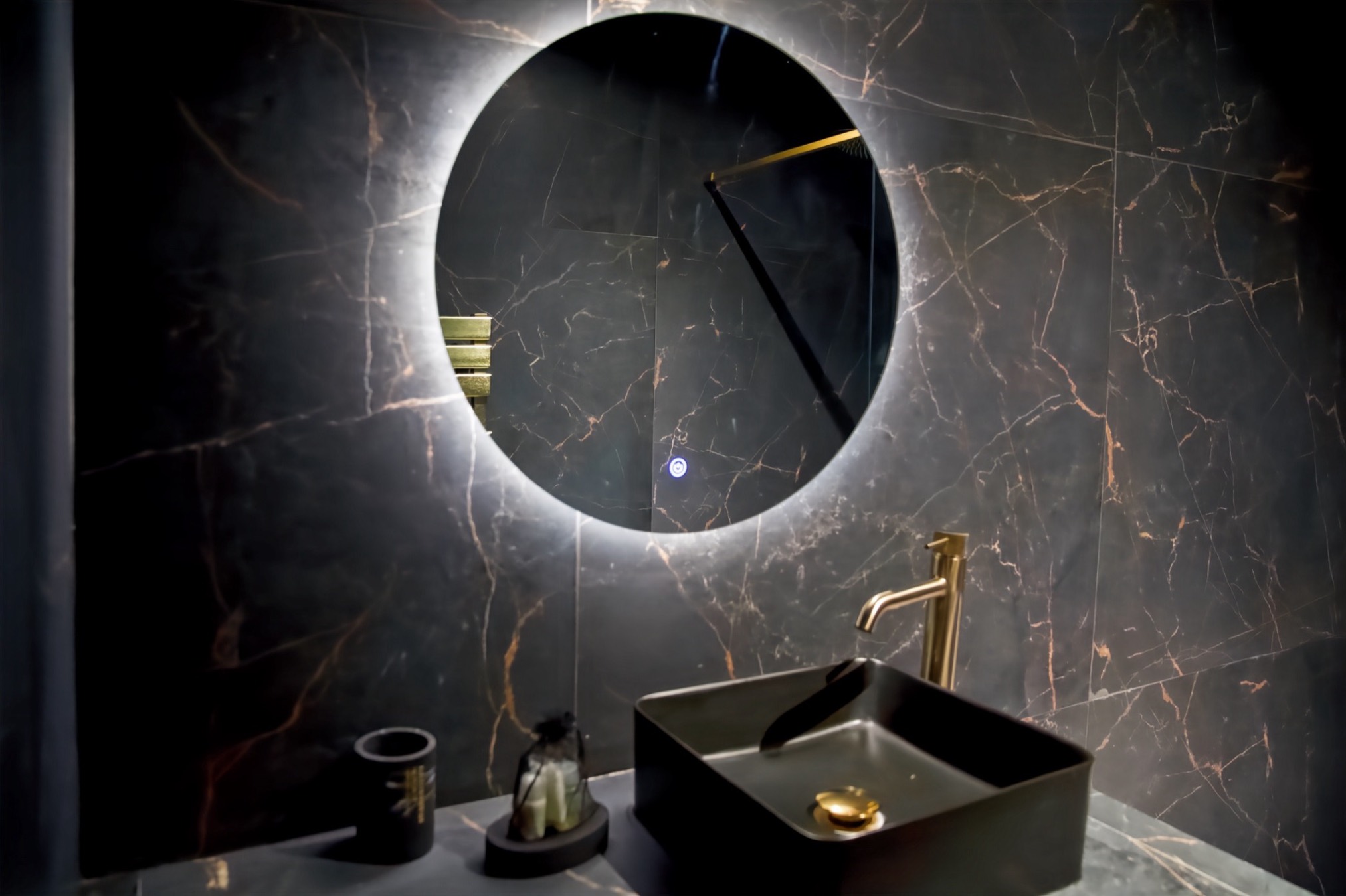 Vasque noire et miroir rond rétroéclairé