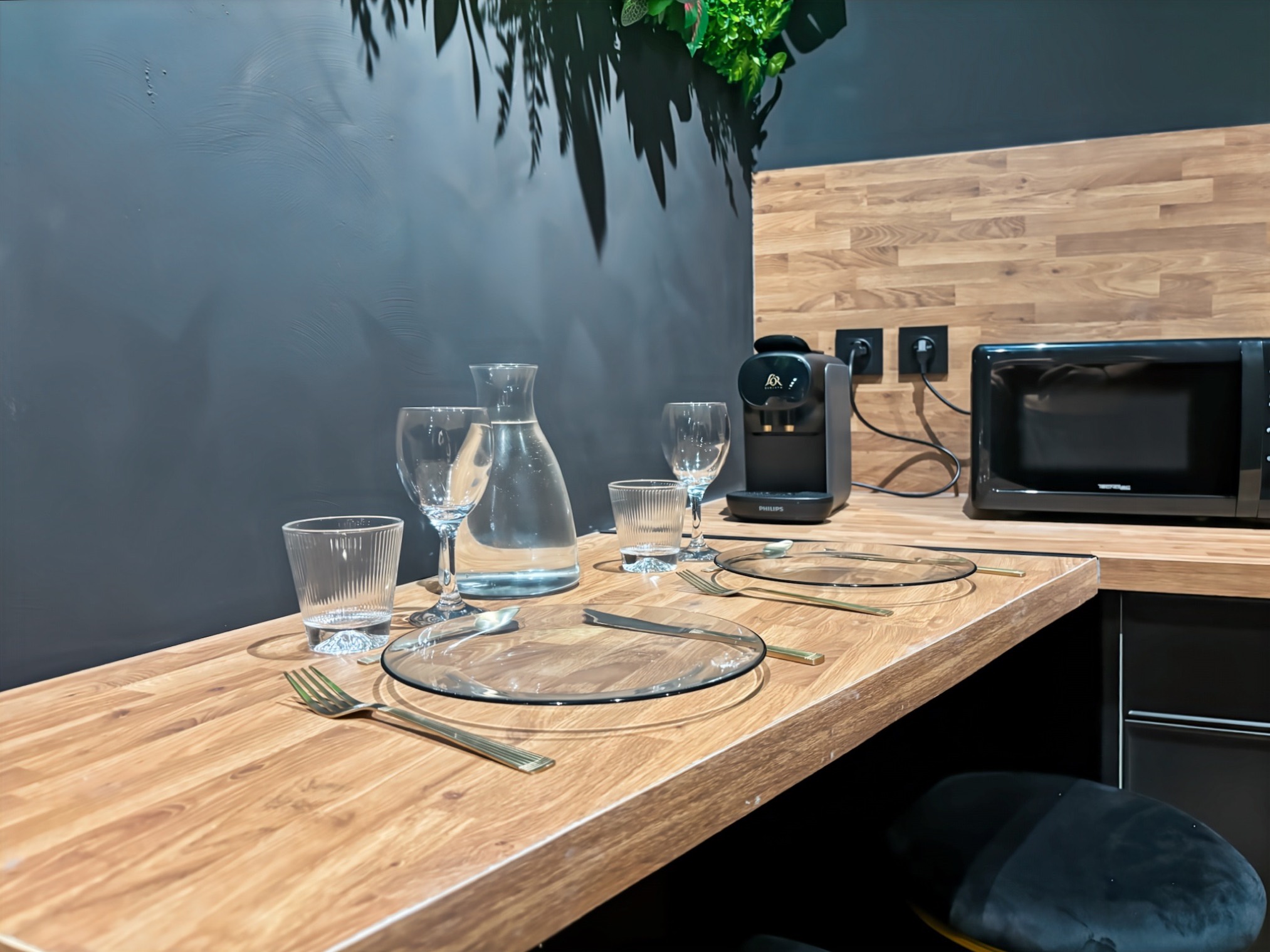 Table dressée pour deux au bar de la kitchenette