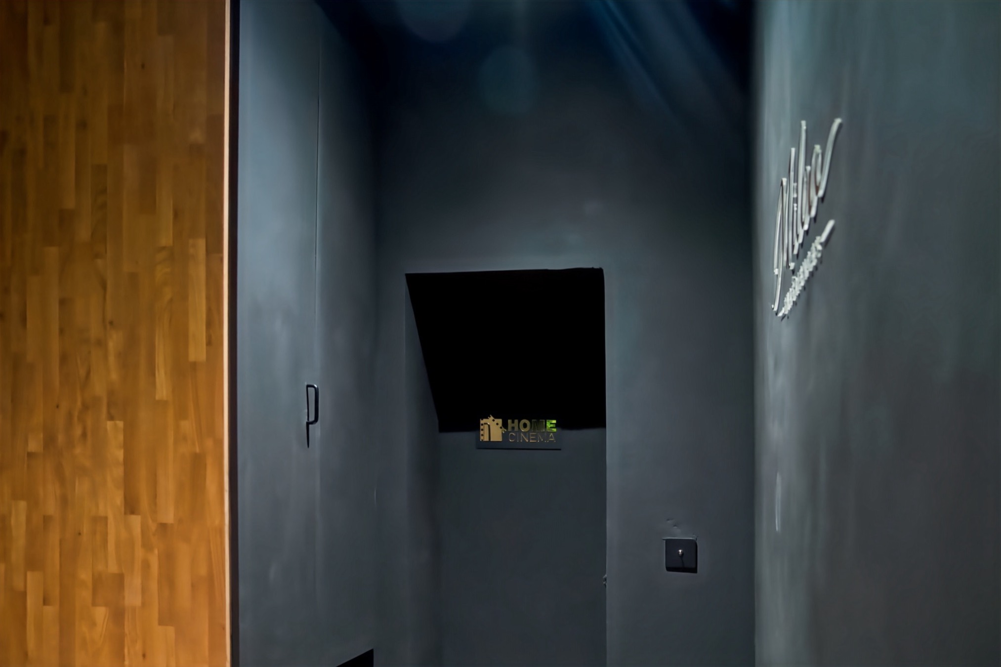 Couloir d'entrée avec enseignes Home Cinema et Miloa