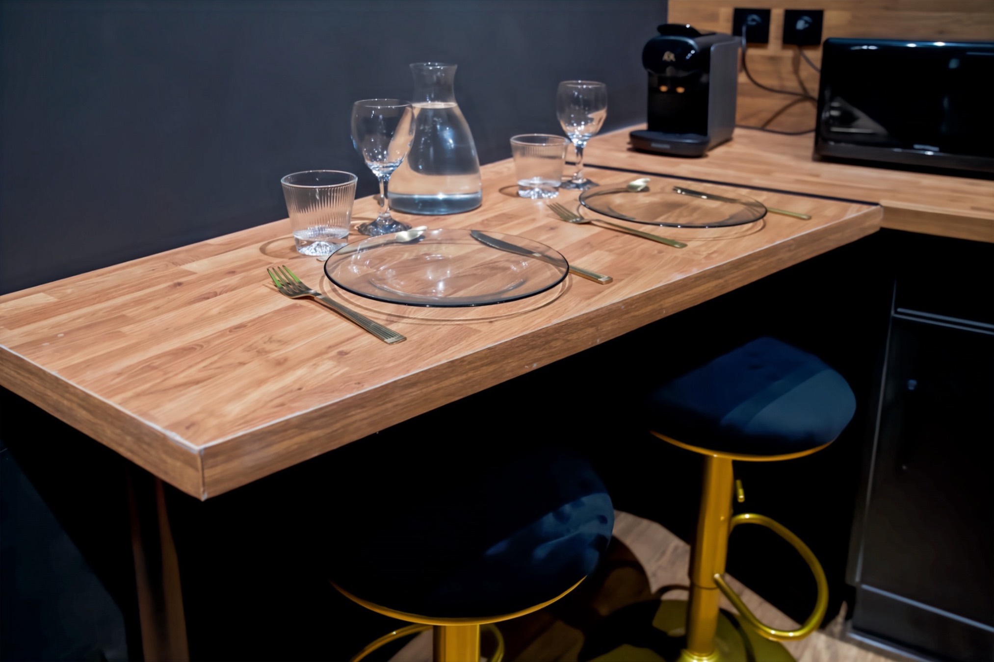Bar et tabourets dorés de la kitchenette