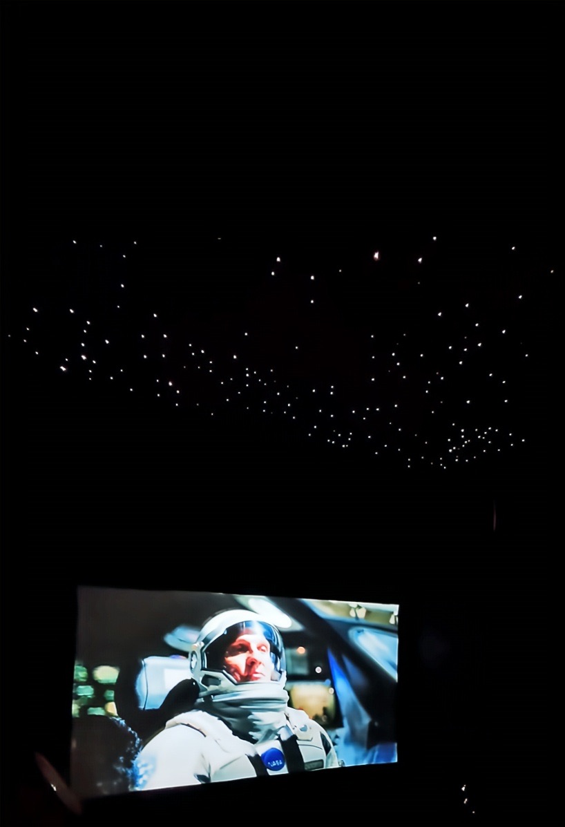 Projection privée sous plafond étoilé dans la Ciné Room