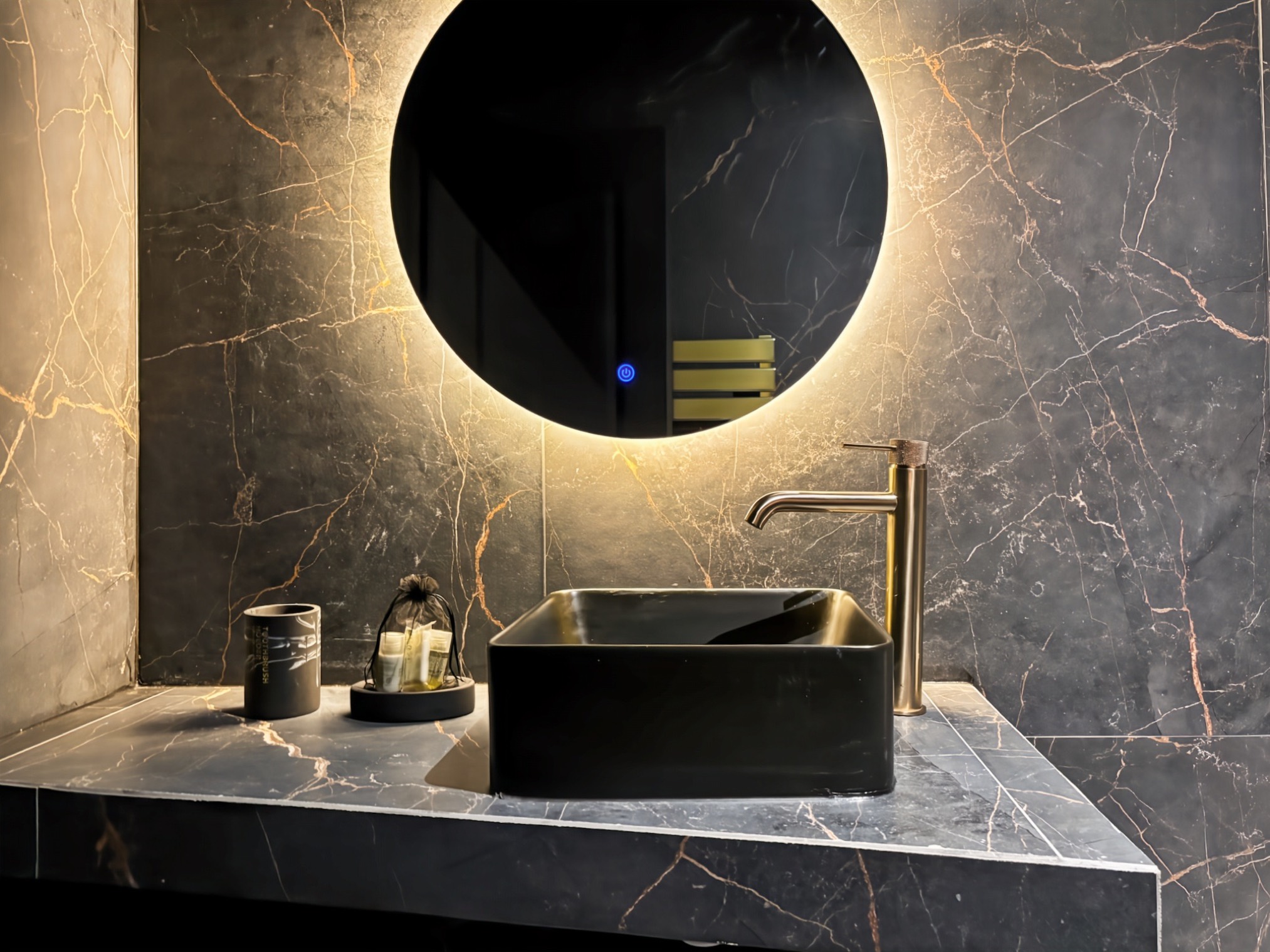 Vue d'ensemble de la salle de bain avec douche à l'italienne