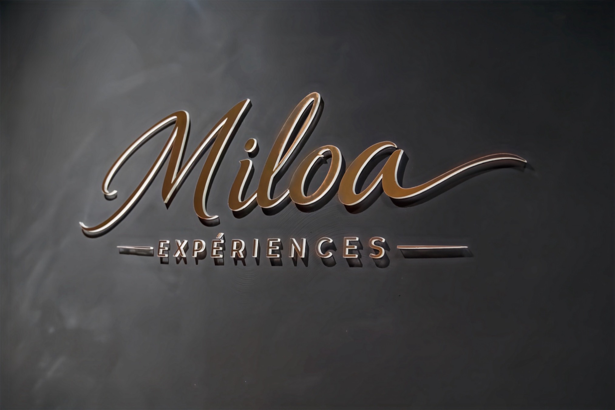 Enseigne dorée Miloa Expériences à l'entrée